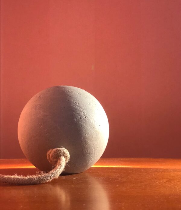 Stella Degenere, lampada in cemento